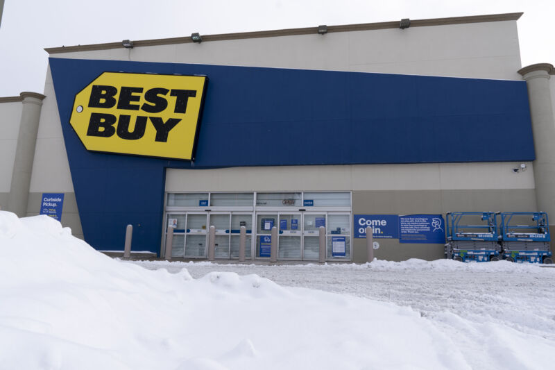 Snow outside a Best Buy store in Oklahoma City, Oklahoma on February 17, 2021.