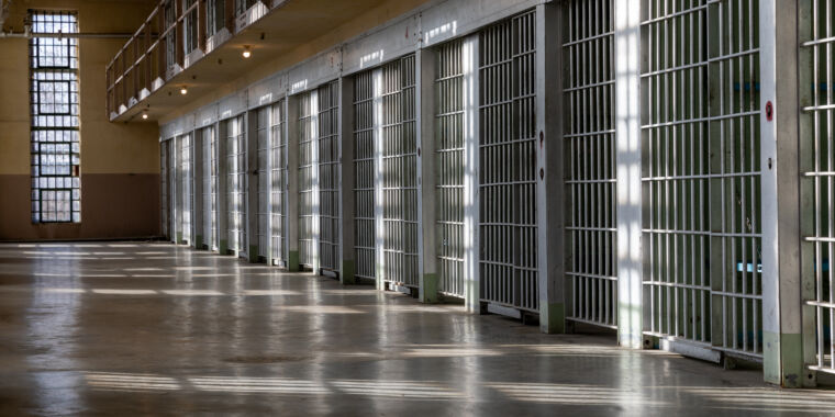 Software bugs reportedly keep Arizona inmates jailed past release dates
