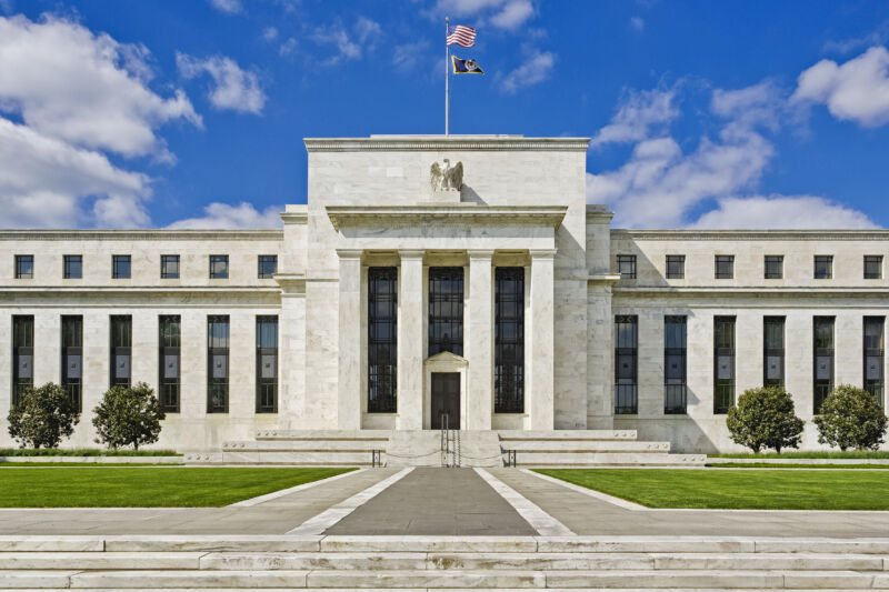 Fed glitch shuts down wire transfers, direct deposits, other services