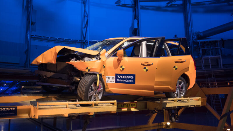 Un SUV Volvo orange après un crash test.