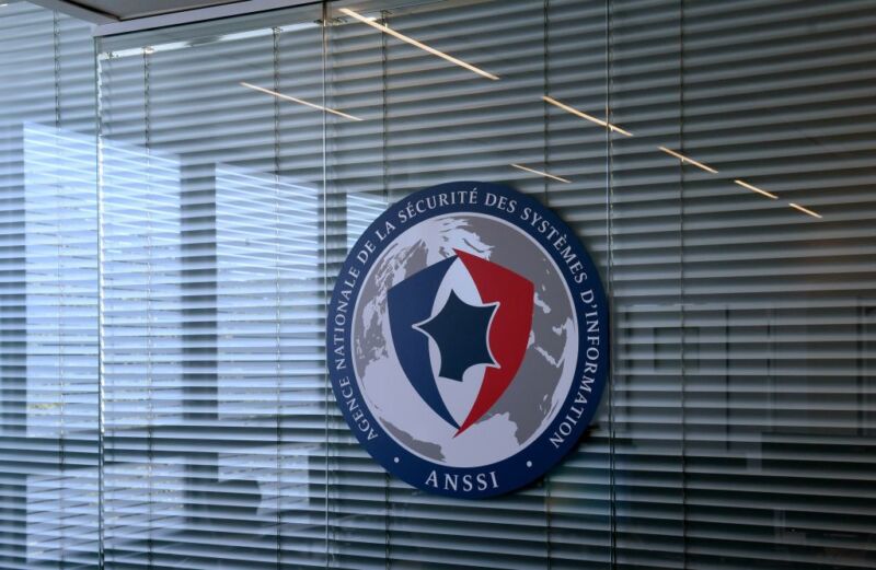 El logotipo de una agencia cuelga de la ventana interior de una oficina.