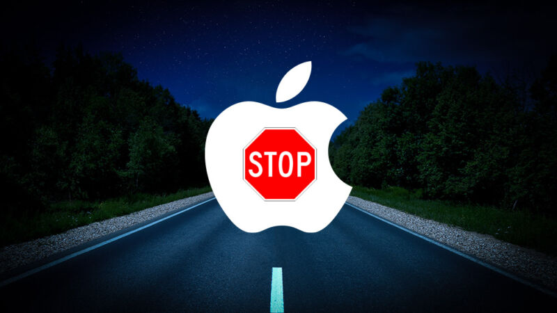 El logotipo de Apple con una señal de alto, superpuesta sobre la carretera.