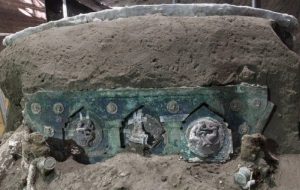 Decorative medallions on the chariot