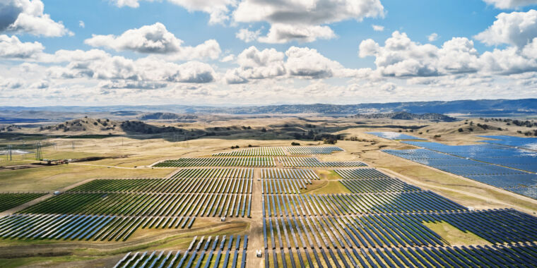 photo of Apple commits to build “grid-scale” energy storage in California image