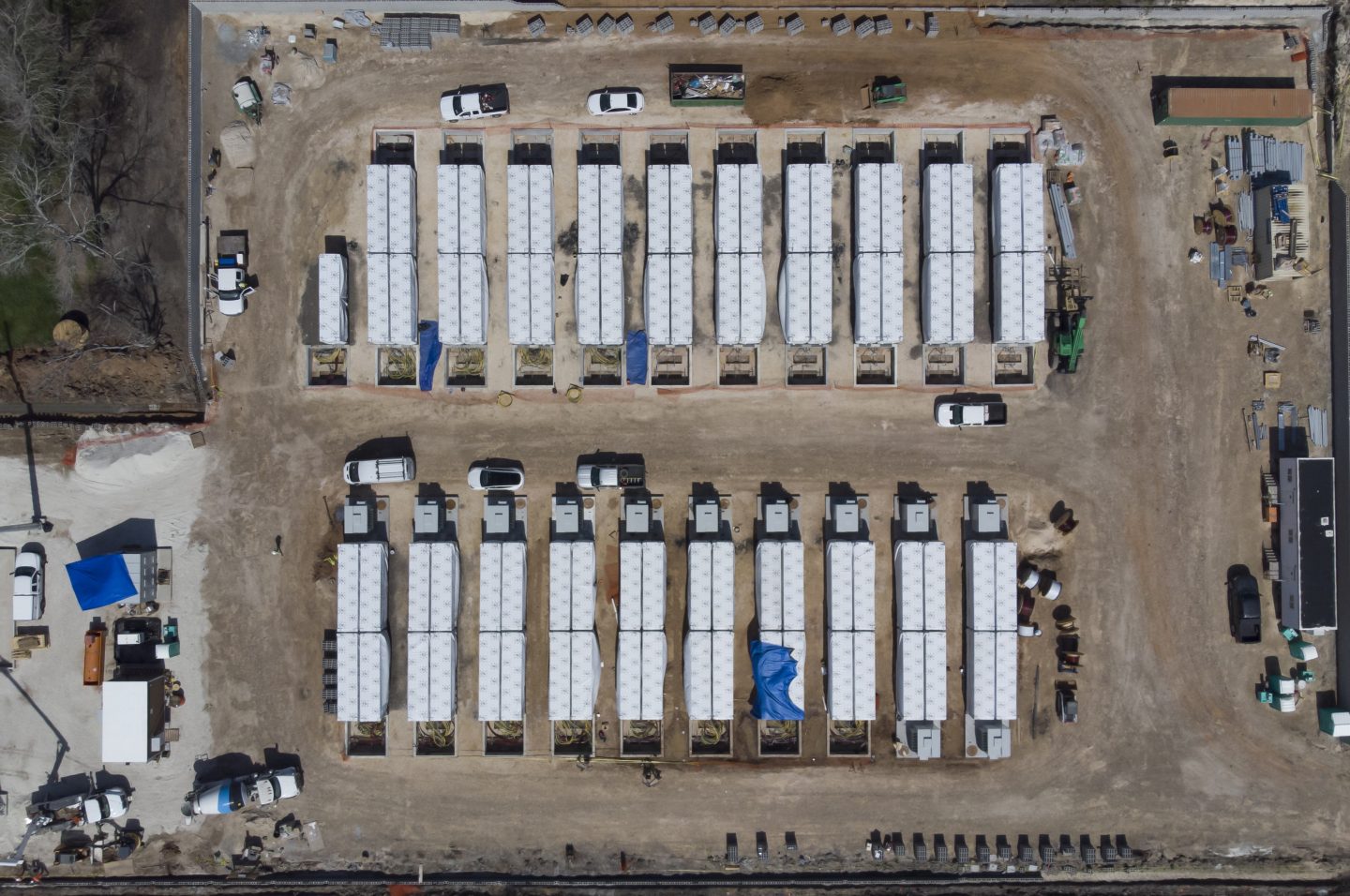 Report: Tesla is secretly building a giant 100 MW battery in Texas ...