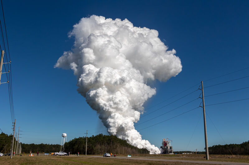 Photo of SLS core stage hot fire test.