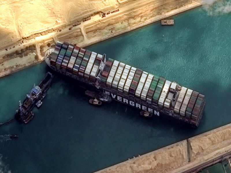 Maxars WorldView-2 verzamelde nieuwe satellietbeelden met hoge resolutie van het Suezkanaal en het containerschip <em>Ever Given</em> which is stuck in the canal north of the city of Suez, Egypt.”/><figcaption class=