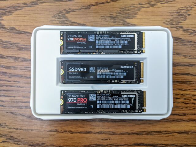 El 970 Evo Plus (arriba) y el 980 (centro) de Samsung son buenos SSD de consumo de gama media.