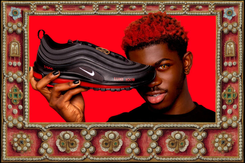 یک تصویر تبلیغاتی توسط مردی با چشمان اهریمنی که یک کفش ورزشی شخصی را در دست دارد پوشیده است.