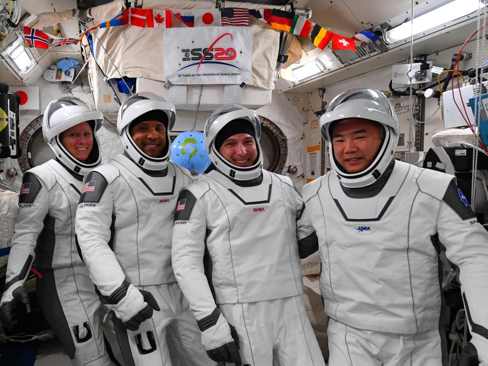 Los astronautas de Crew-1 Shannon Walker, Vic Glover, Mike Hopkins և Sochi Noguchi usan sus atuendos el lunes.