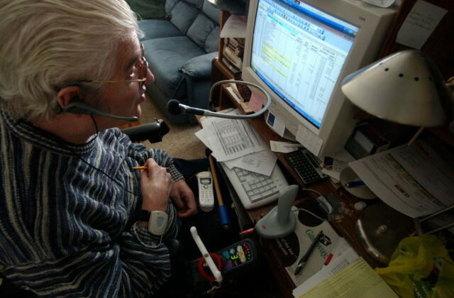 En esta foto de 2006, Rollie Berg, que tiene un uso limitado de la mano debido a la esclerosis múltiple, usa Dragon NaturallySpeaking 8 para interactuar directamente con su PC.