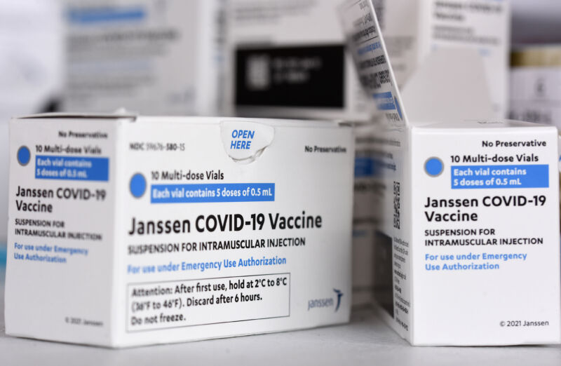 Dėžutės su Johnson & Johnson's Janssen vakcina nuo COVID-19 vakcinacijos vietoje Floridoje.