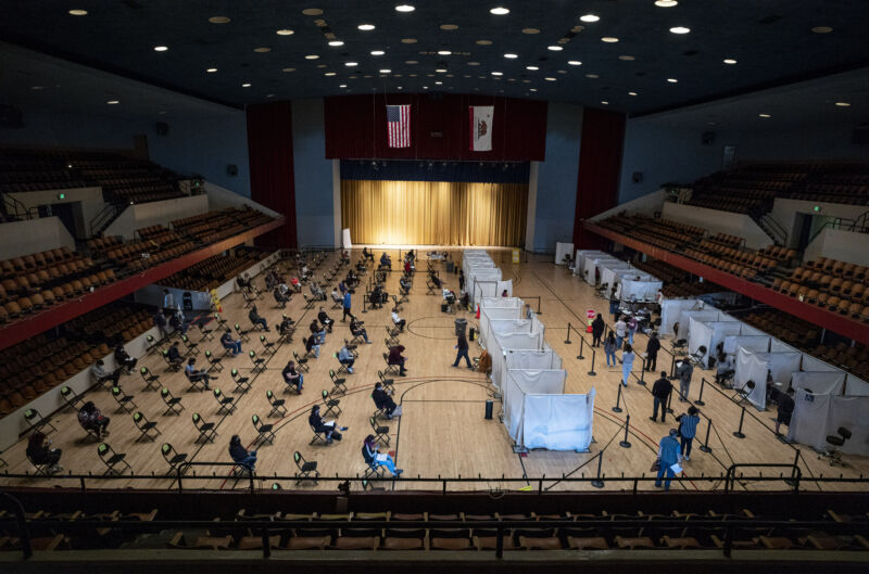 2021年4月15日星期四，加利福尼亚州里士满，居民在接种COVID-19疫苗后在观察区等待。