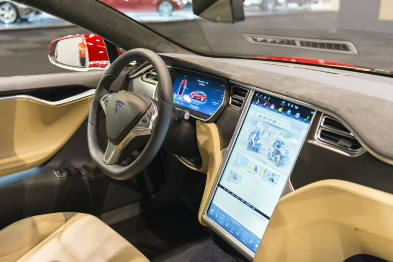 Consumer Reports shows Tesla Autopilot works with no one in the driver's  seat