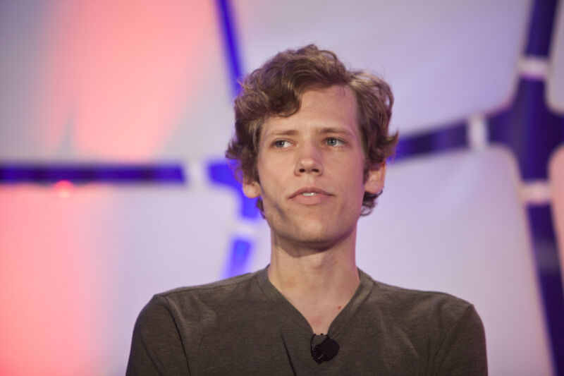 Christopher Poole, 4chan的创始人，2010年5月25日星期二在纽约TechCrunch Disrupt大会上发言。