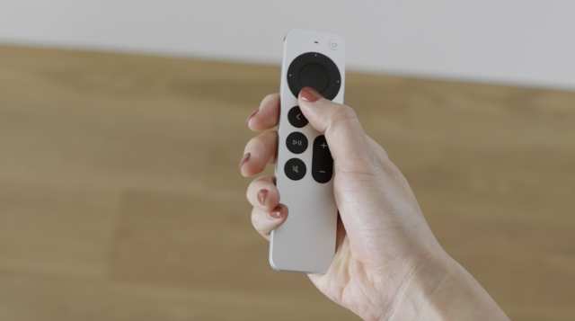 De nieuw ontworpen Siri-afstandsbediening voor de nieuwste Apple TV.