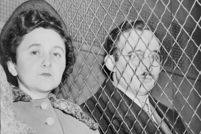 Julius en Ethel Rosenberg, gescheiden door een zwaar draadscherm als ze een gerechtsgebouw in de VS verlaten nadat ze in 1951 door een jury schuldig waren bevonden.