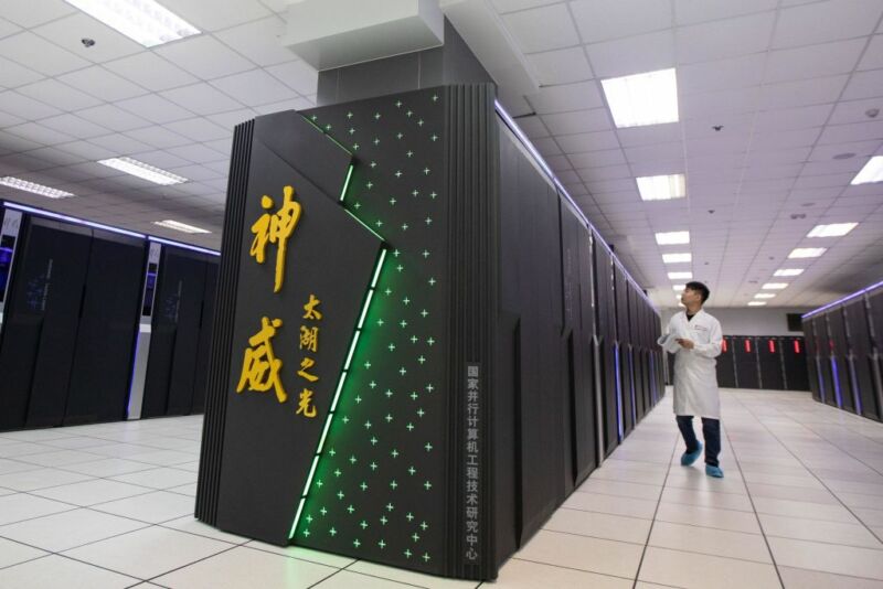 Un miembro del personal trabaja junto a la supercomputadora 'Sunway TaihuLight' de China en el Centro Nacional de Supercomputadoras el 29 de agosto de 2020 en Wuxi, provincia de Jiangsu de China. 