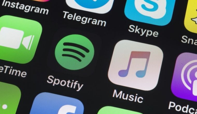 Икони на приложения за Spotify, Apple Music и други приложения на екрана на iPhone.