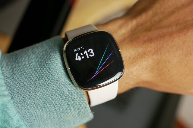 Fitbit's Sense ha tutti i sensori che potresti desiderare in un fitness tracker e approfondimenti e indicazioni sulla salute più approfonditi rispetto a quelli offerti da Apple Watch, in particolare con l'abbonamento Premium di Fitbit.