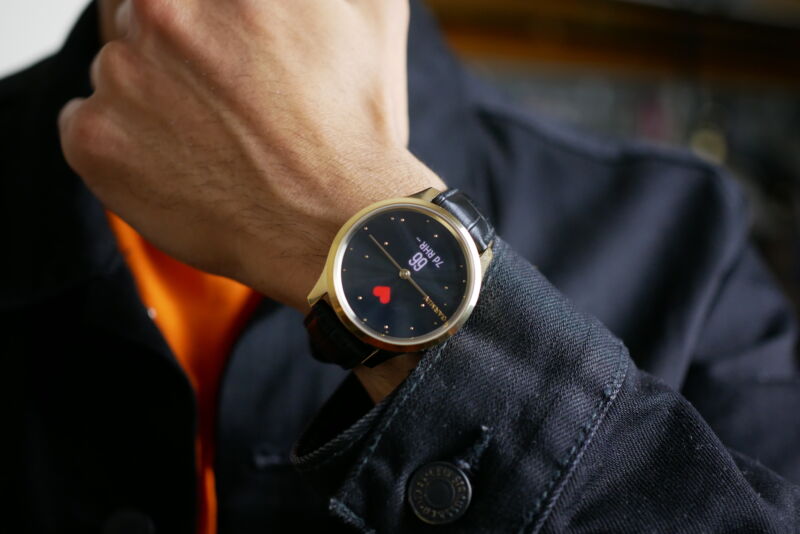 he Garmin vivomove luxe on a user