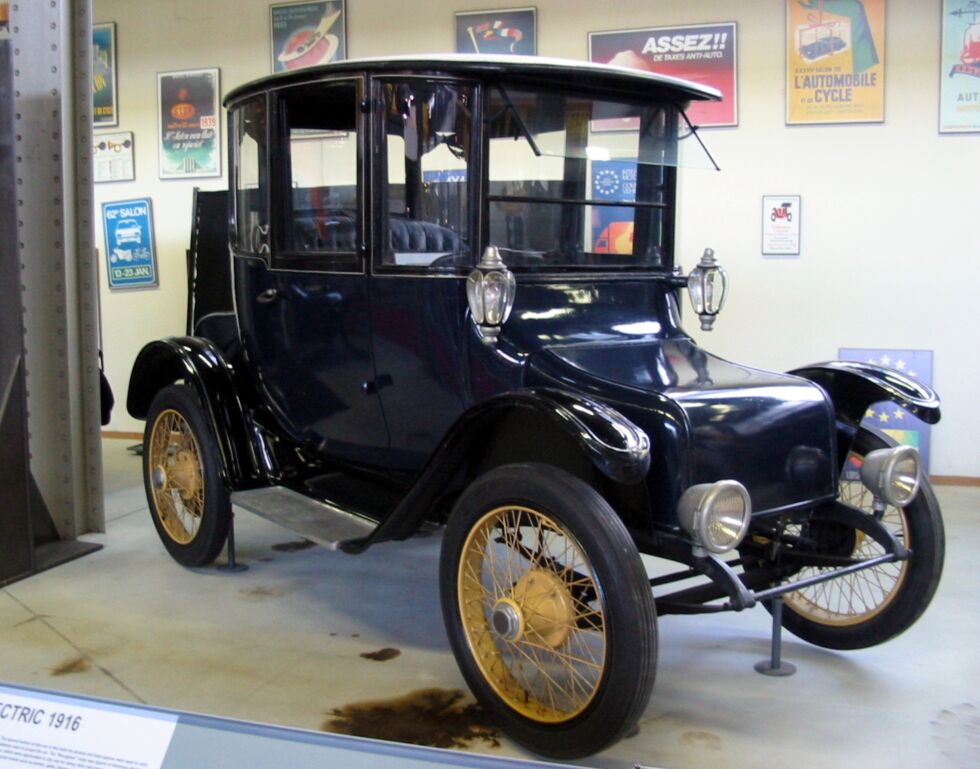 This is an older Detroit Electric from 1916. 