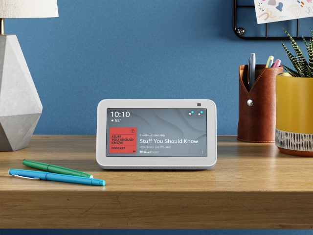 ¿Quieres quedarte dormido escuchando podcasts? Este Echo Show 5 está listo para sentarse en una mesita de noche y hacer que suceda