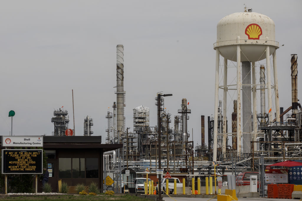 Dutch court orders Shell oil company to cut carbon emissions 45% by 2030 | Ars Technica
