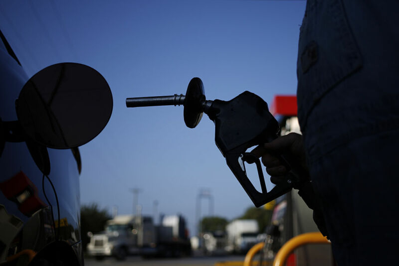 مشکلات سیستم توزیع خط لوله استعماری منجر به نشت بنزین و افزایش قیمت در سواحل جنوب شرقی و شرقی ایالات متحده شده است.  در این عکس در سپتامبر 2016 ، مردی پس از نشت استعمار در آلاباما آماده می شود تا وسیله نقلیه خود را شارژ کند.