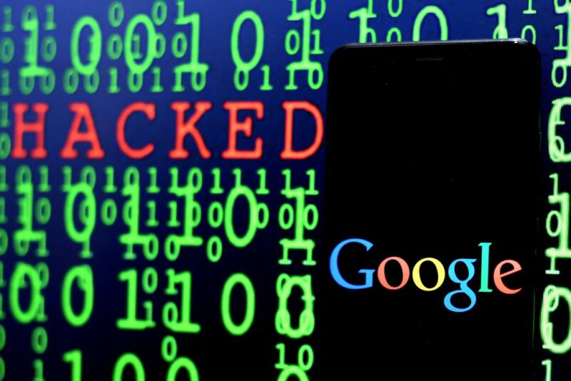 A la pantalla de la computadora llena de unos y ceros también contiene un logotipo de Google y la palabra hackeado