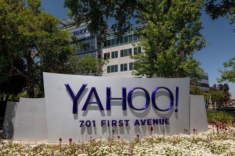 Un cartel de Yahoo frente a la sede de la división de Verizon.