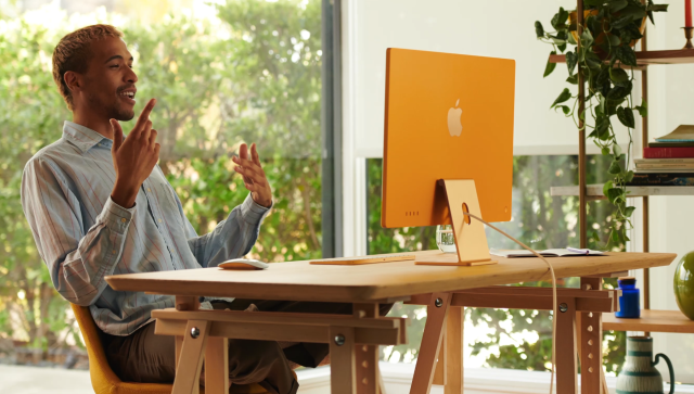 El iMac de 24 pulgadas (en la foto) tiene mucho que ofrecer en comparación con el iMac de 21,5 pulgadas. 