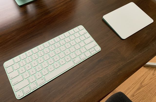 Es sutil, pero esta combinación de Magic Keyboard y Magic Trackpad combina con la iMac verde.