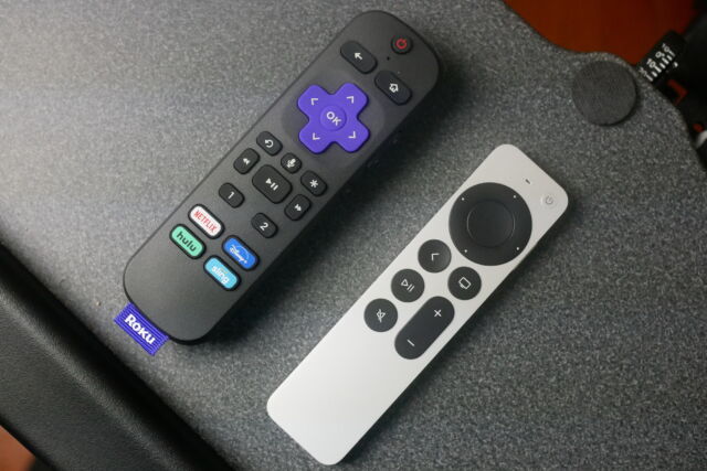 Yeni Apple TV'de (sağda) bulunan güncellenmiş Siri Remote, genellikle önceki modellere göre çok daha az rahatsız edicidir.