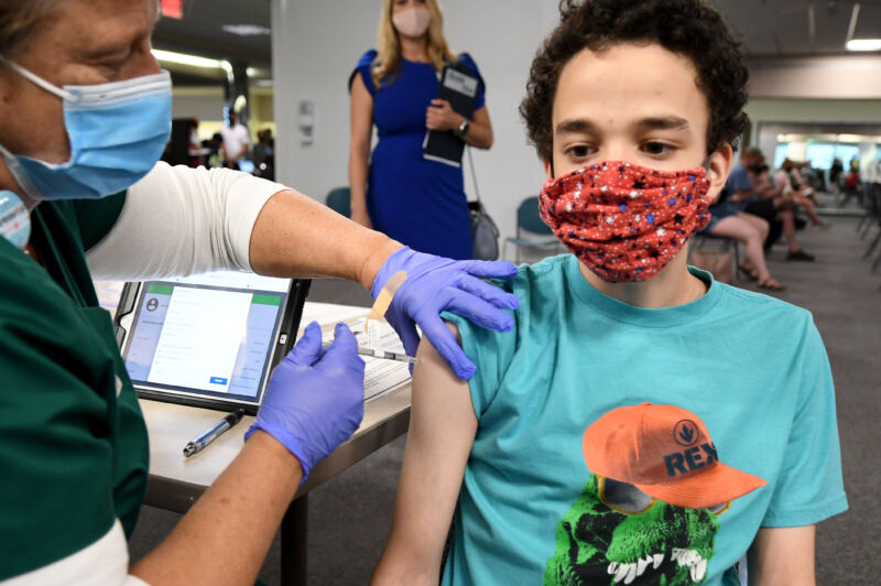 MELBOURNE, FLORIDA, 2021/05/17: A nurse gives a 16-year-old a COVID-19 vaccine at a vaccination clinic a