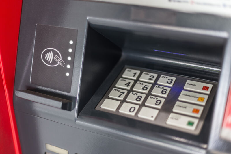 A hacker manages to hack ATMs through his smartphone's NFC