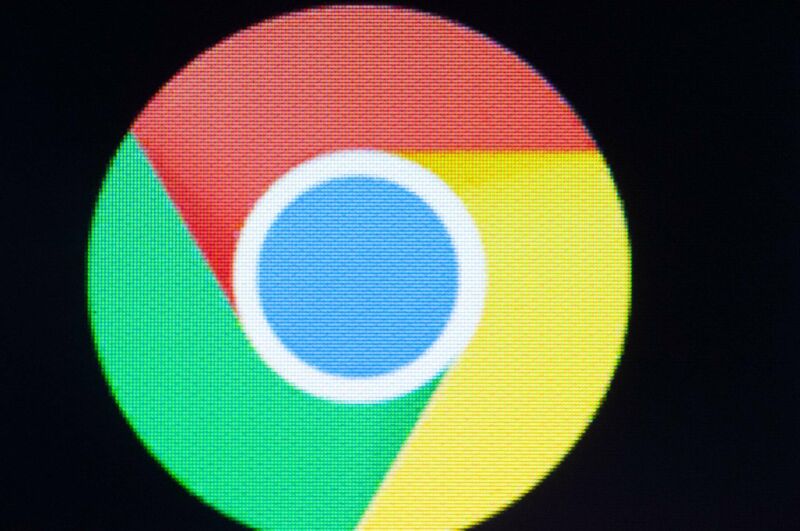 Android 屏幕上 Chrome 网络浏览器徽标的特写镜头。