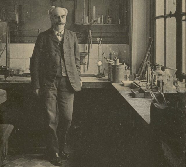 Gabriel Lippmann en el laboratorio de investigación de física de la Sorbona.