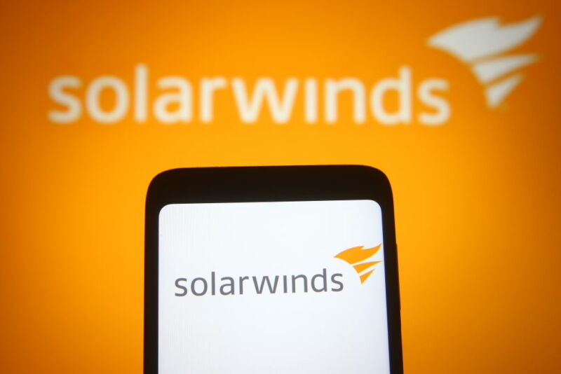 Un teléfono y la pared detrás de él comparten un logotipo de Solarwinds.