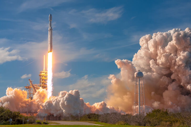 Falcon Heavy roketinin fırlatılışının bir görüntüsü.