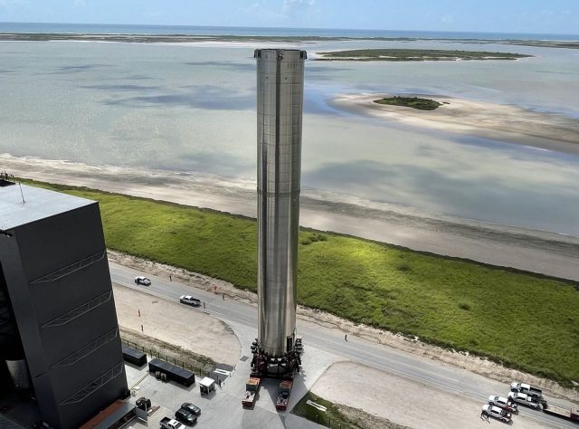 Un impulsor Super Heavy sale de las instalaciones de fabricación de SpaceX en el sur de Texas a principios de 2021.