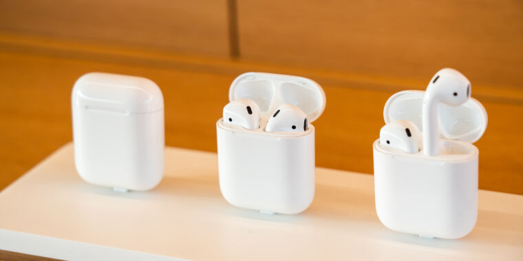 Atdarinātāji ir izsalkuši pēc Apple AirPod 16 miljardu dolāru tirgus daļas