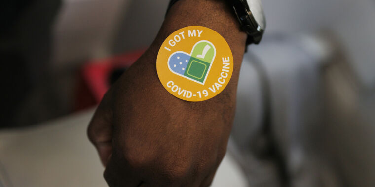 Unvaccinated health workers are “unethical and appalling”—experts want mandates