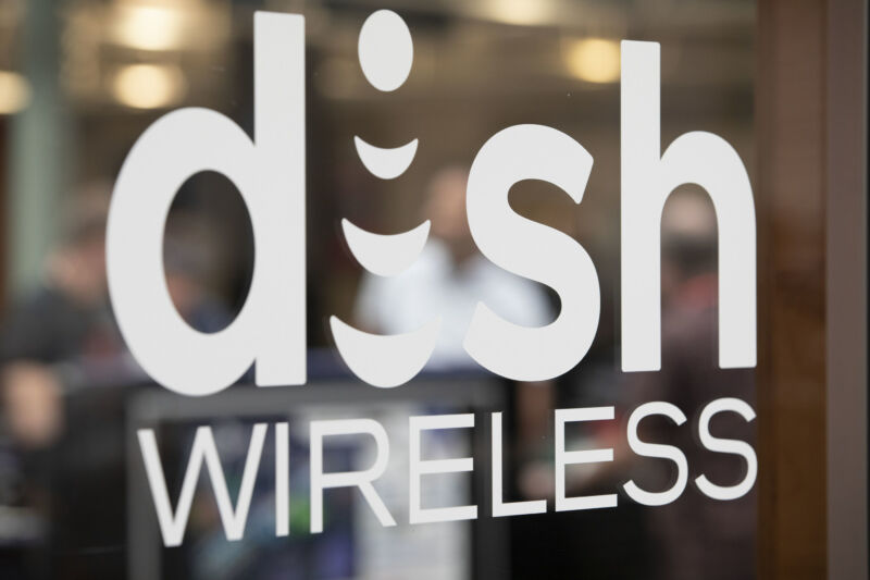 Una puerta de vidrio con el logo de Dish Wireless.