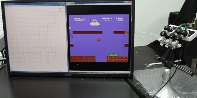 La main robotique douce joue un tour de <em>Super Mario Bros.</em>