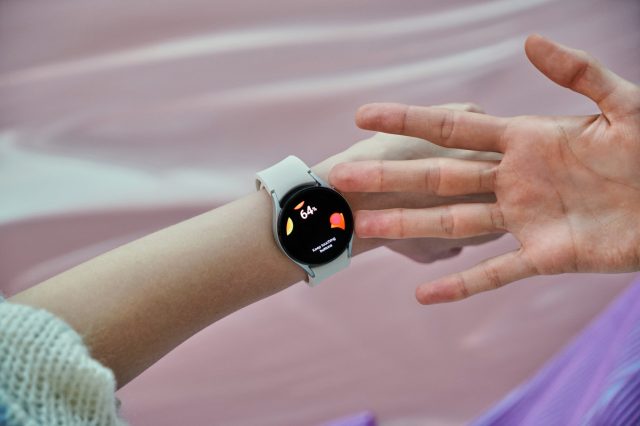 El Galaxy Watch 5 utiliza análisis de impedancia bioeléctrica para medir la composición corporal en menos de 15 segundos.