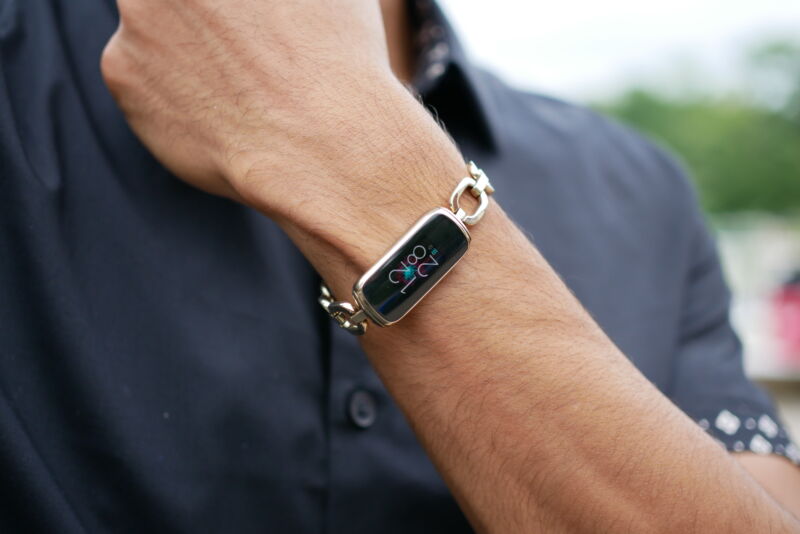 Fitbit Luxe di pergelangan tangan pengguna, tutup di layar