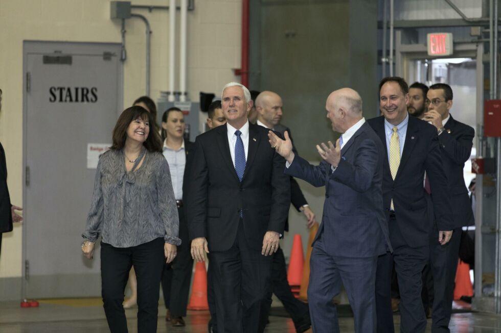 Tory Bruno, president en CEO van United Launch Alliance, leidt op 20 februari 2018 een rondleiding voor voormalig vice-president Mike Pence, voormalig second lady Karen Pence en waarnemend beheerder van NASA, Robert Lightfoot.