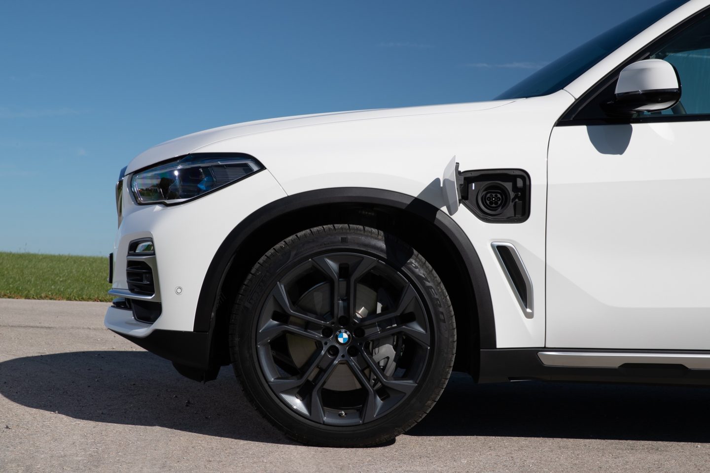 The 2021 BMW X5 xDrive45e—a big battery gives this hybrid a useful ...