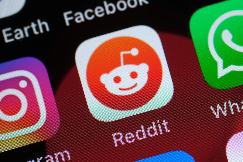 Ícone do aplicativo Reddit na tela do smartphone.